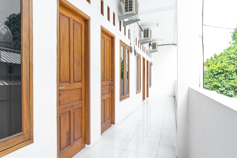 RedDoorz Syariah near Jatisampurna Hospital 4/17