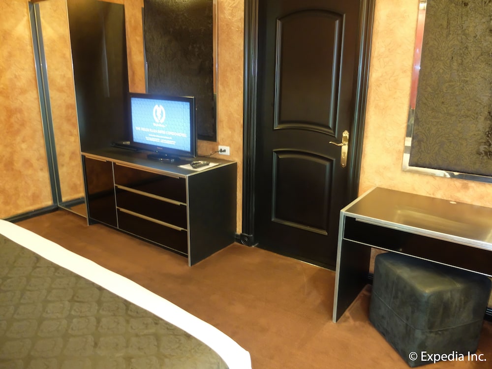 Fields Plaza Suites 31/65