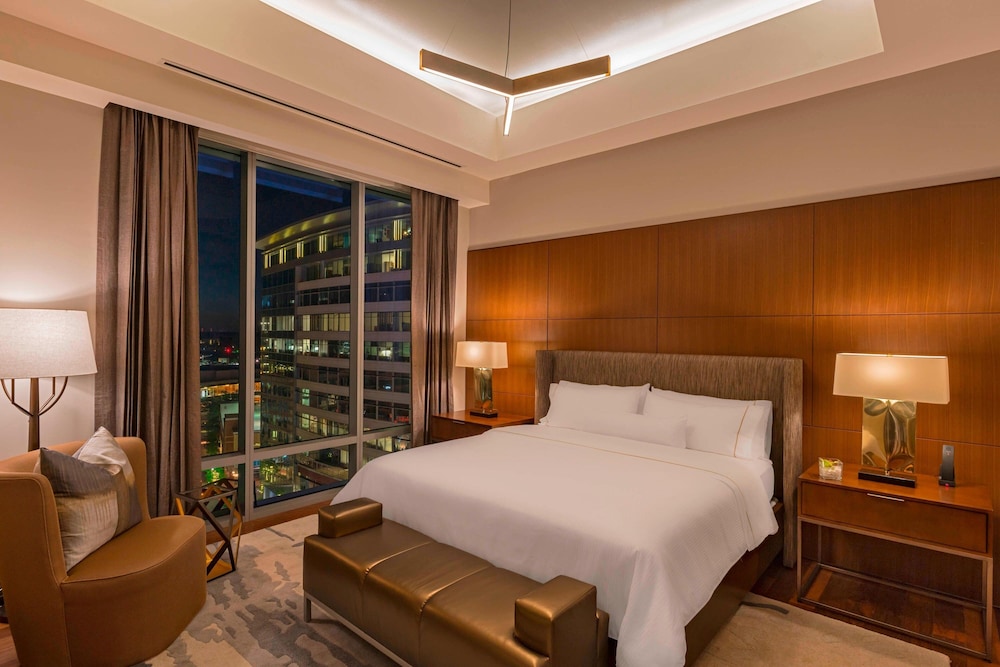 جناح رئاسي ركني بسرير كينج بشرفة بغرفة نوم واحدة