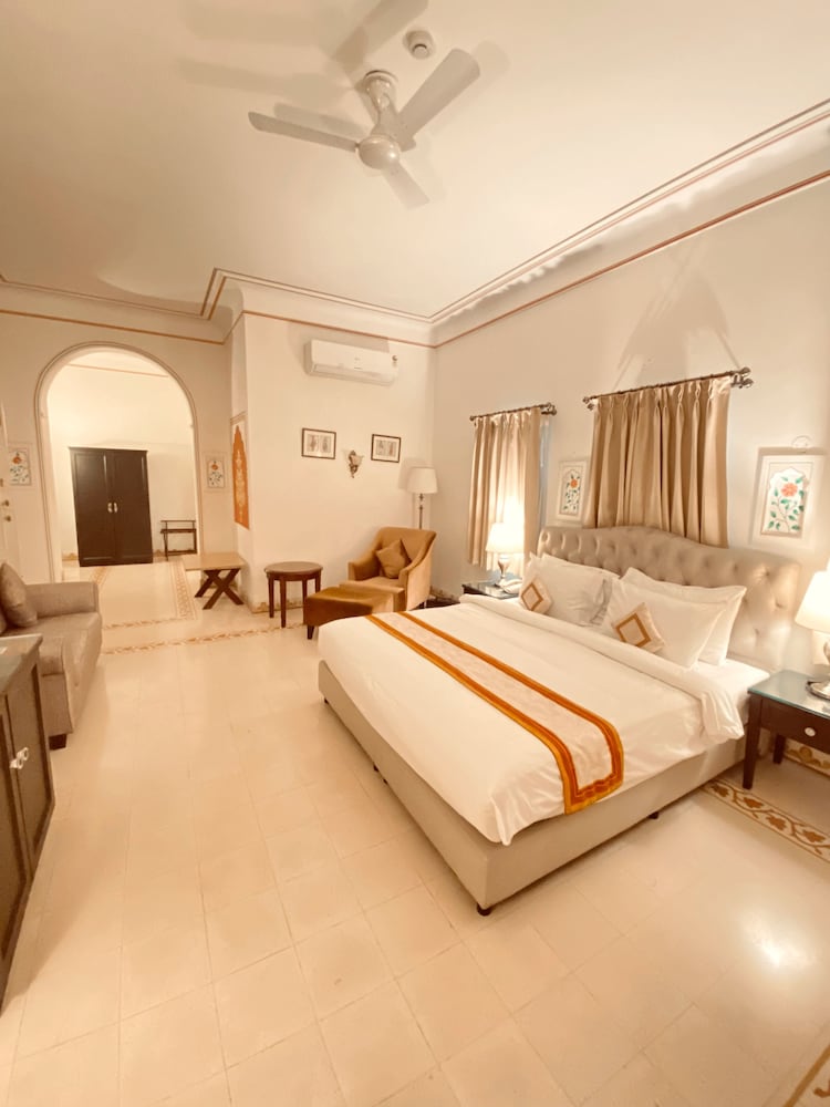 LUXURY, KING BED