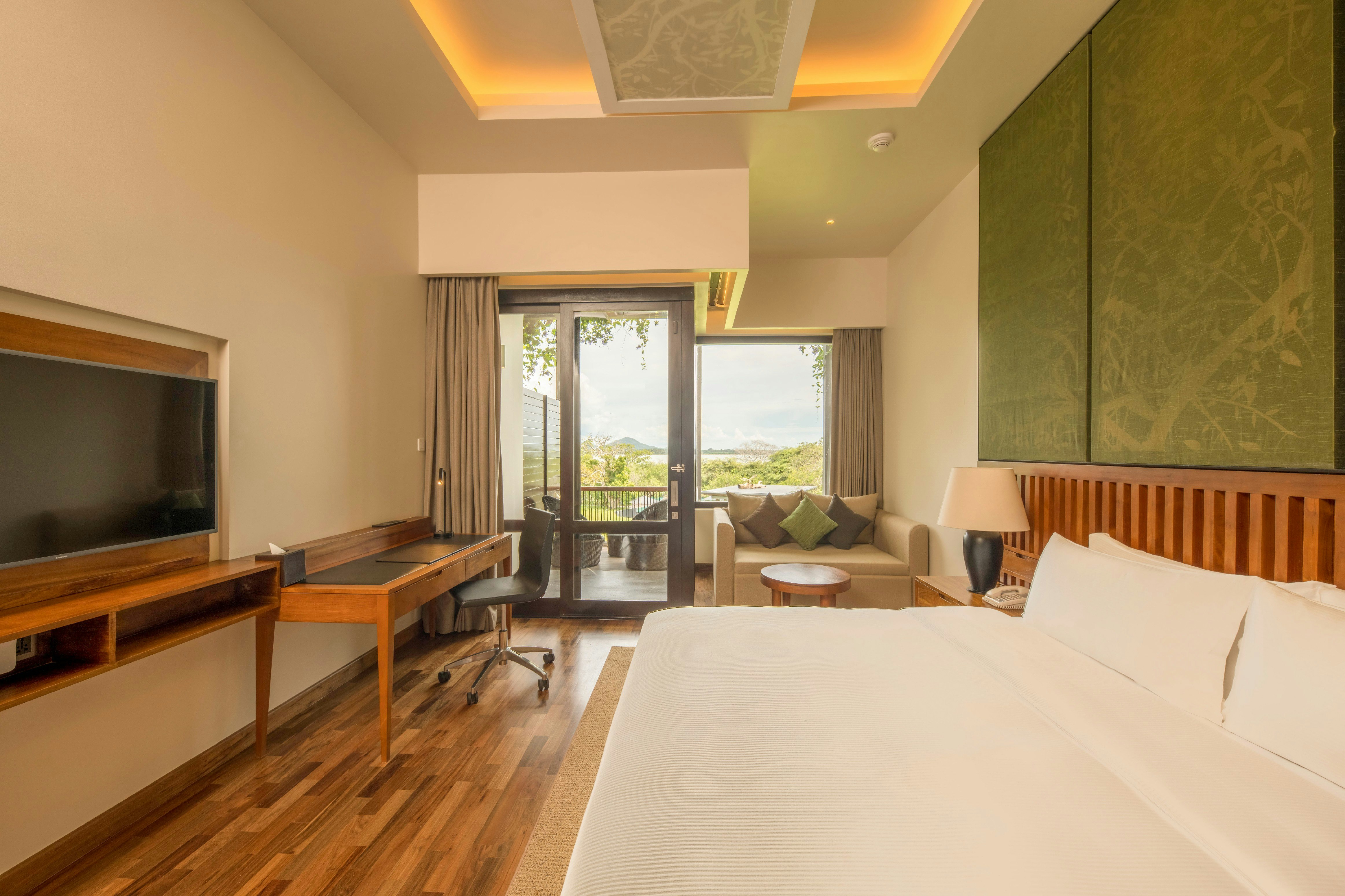 غرفة ديلوكس بسرير كينج بشرفة، Doubletree By Hilton Weerawila Rajawarna Resort 4/9