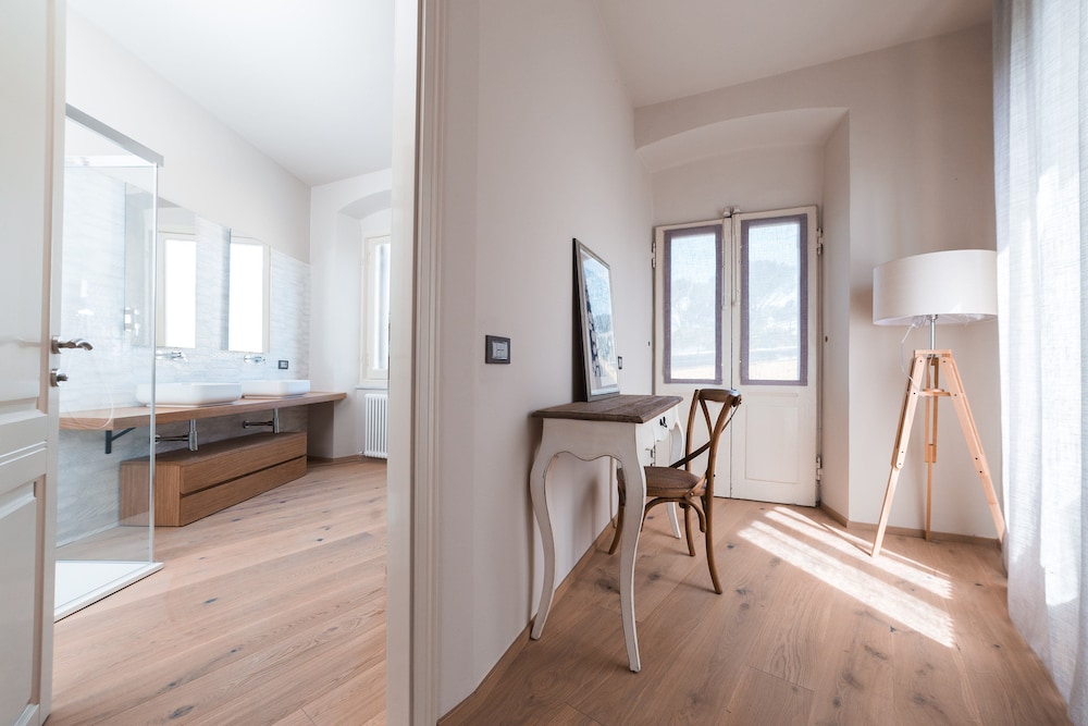 Villa Riviera Suites 50/50