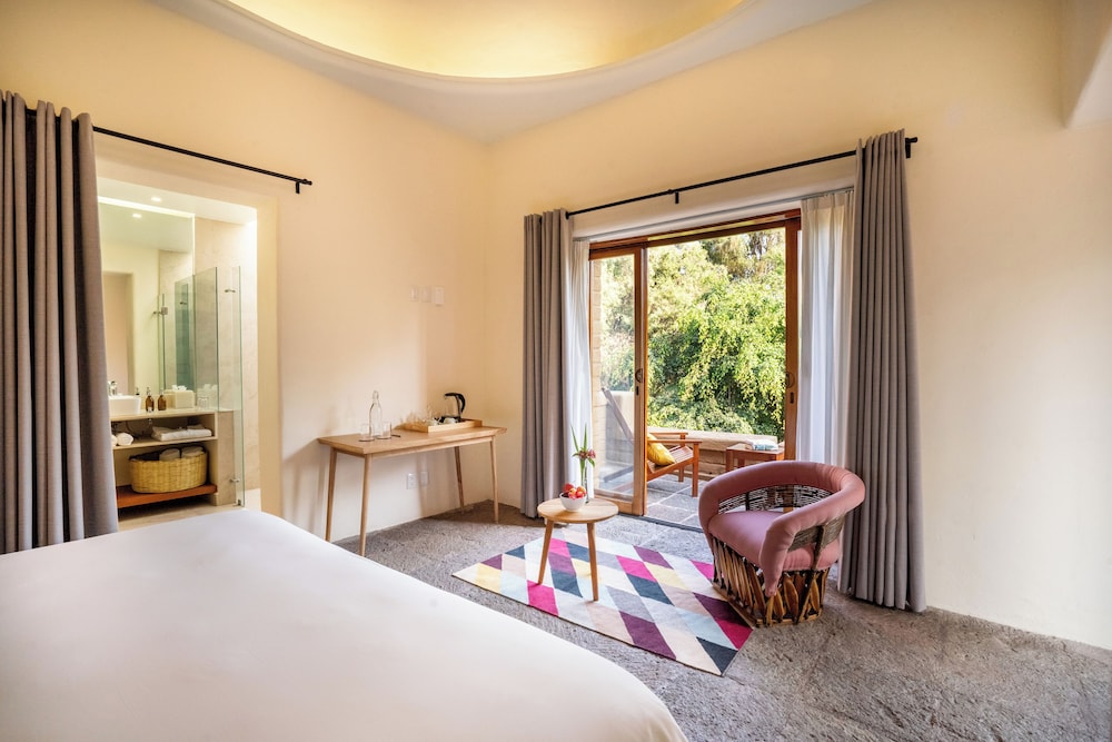 Deluxe, King Bed