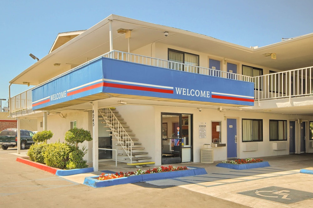 Motel6 Fresno - Blackstone North in FRESNO - CA