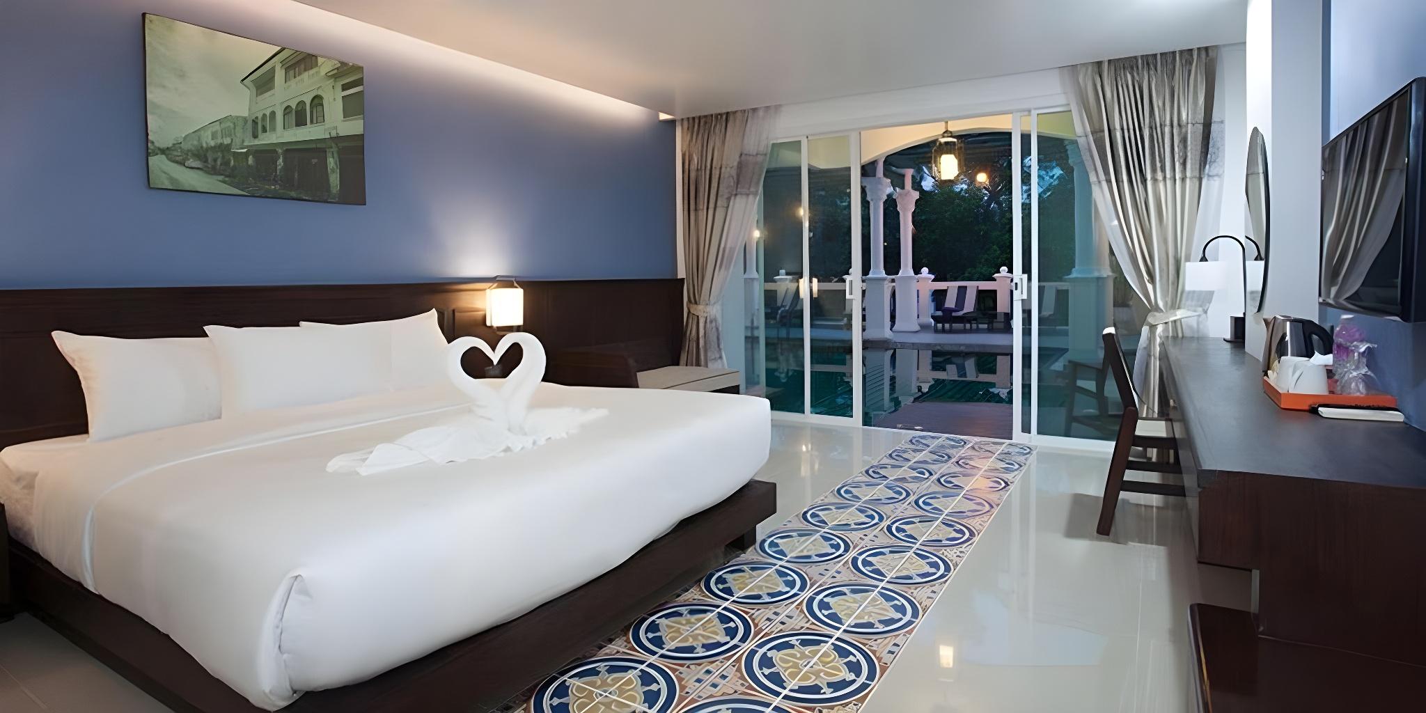 Deluxe, King Bed, Pool Access