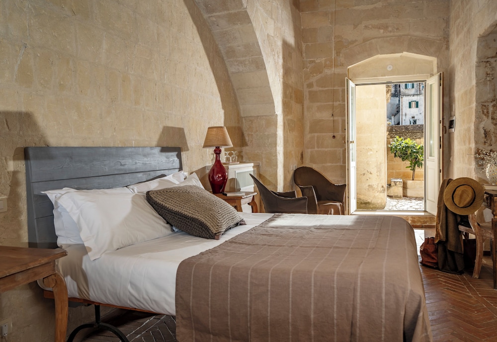 JUNIOR SUITE, QUEEN BED