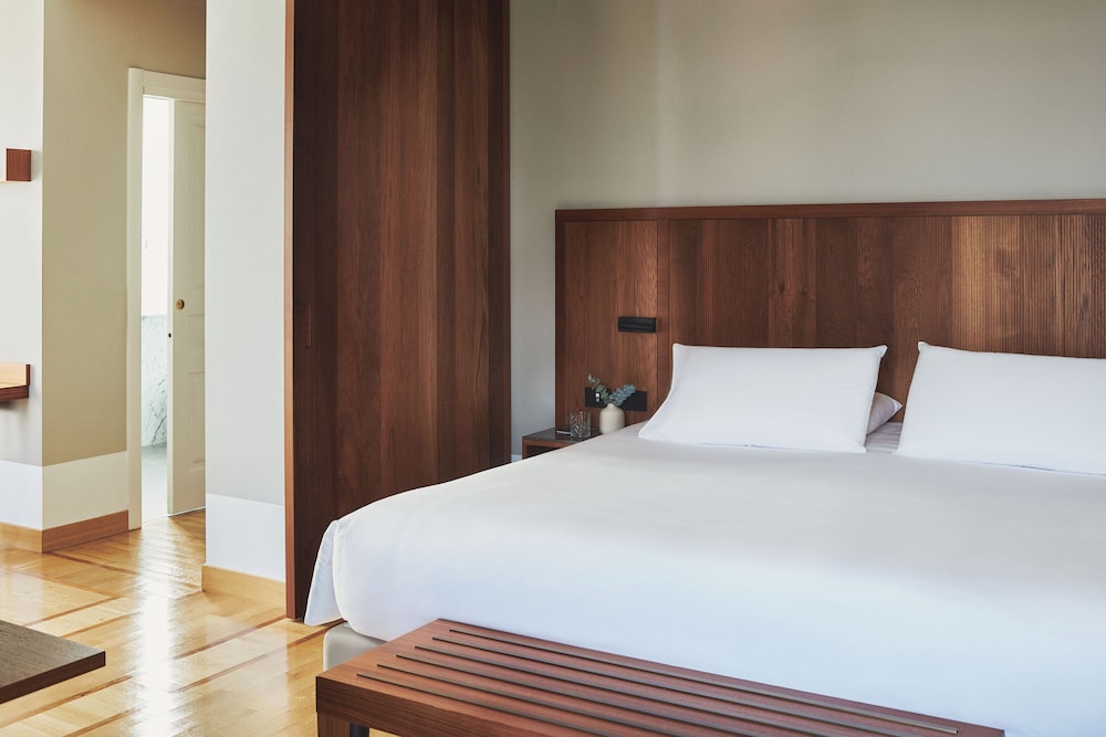Suite, King Bed, Partial Lake View, Corner