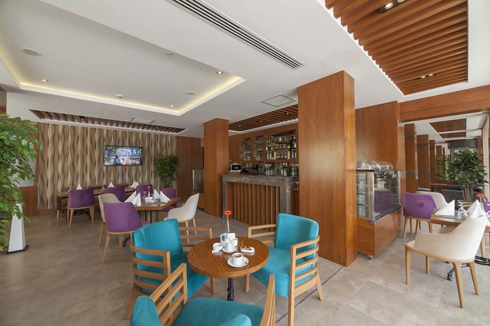 LAMEC HOTEL BUSINESS 23/32