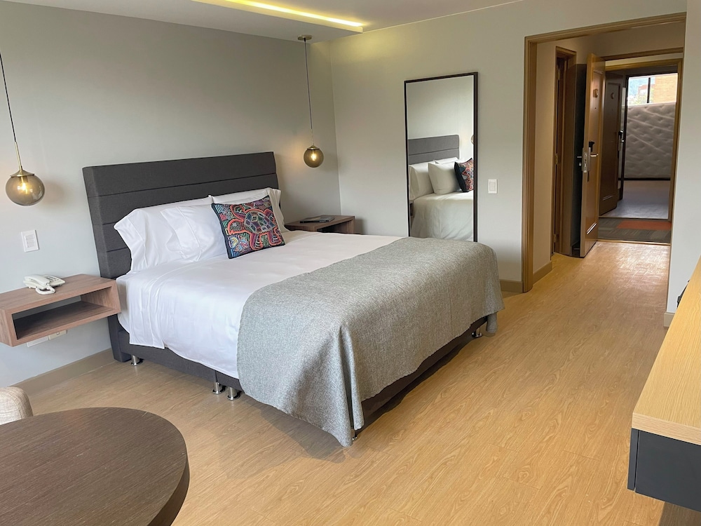 DELUXE, QUEEN BED