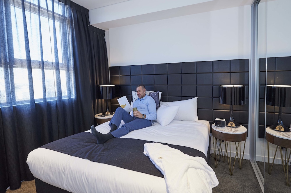 1 BEDROOM, BALCONY