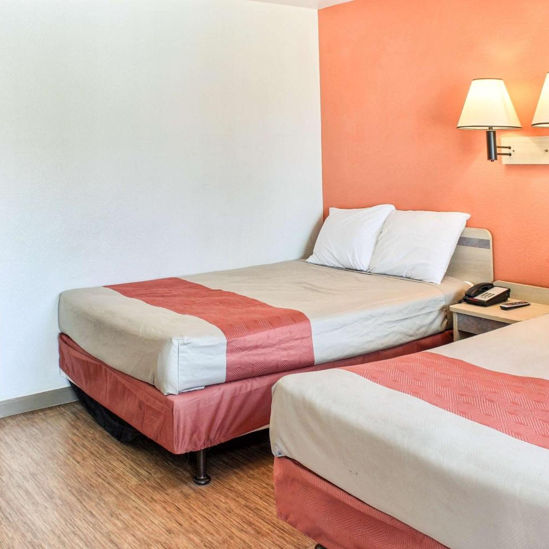 غرفة بسرير كوين للمدخنين، Motel6 King City, CA 7/10
