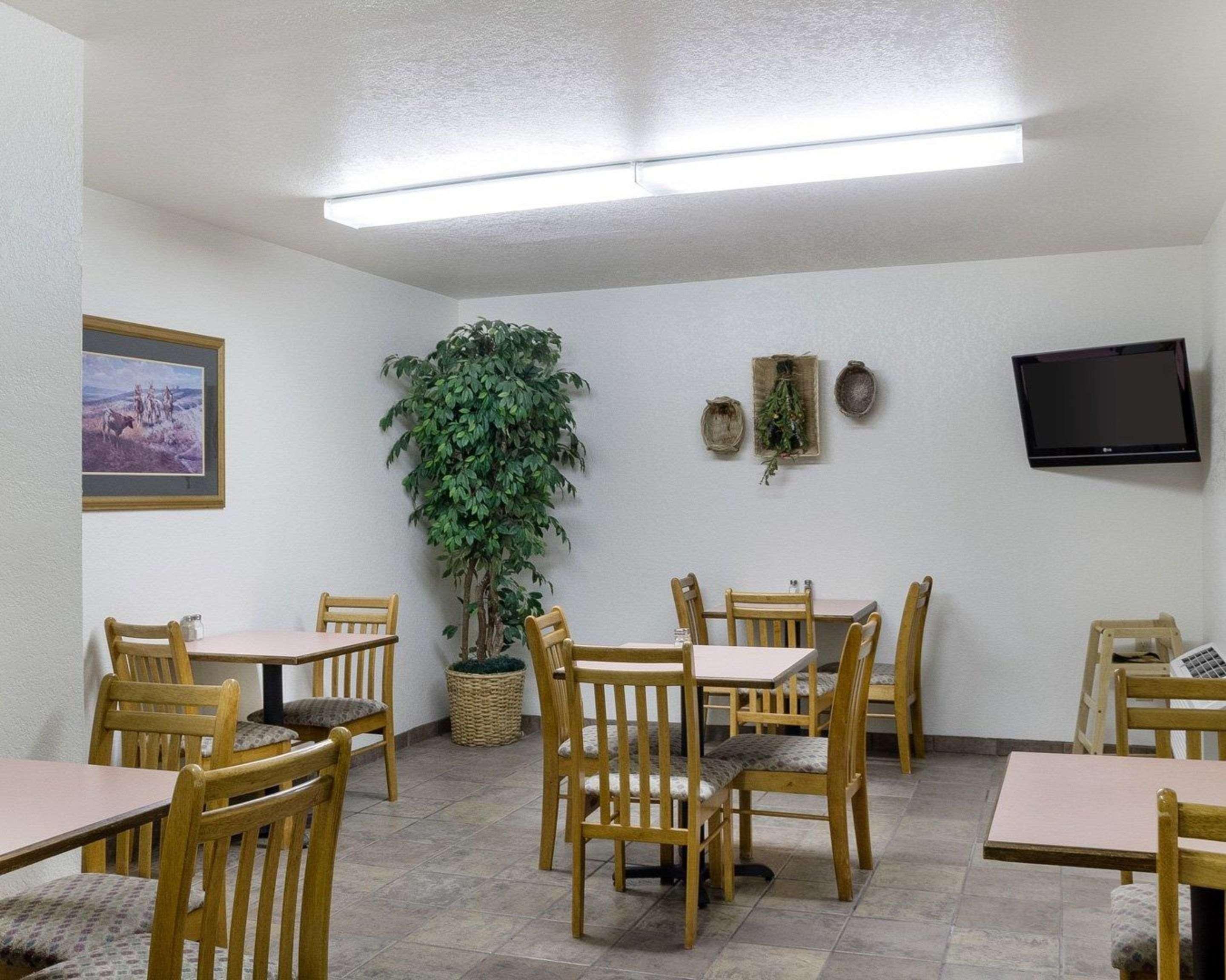 Royal Inn Keystone (ex Econo Lodge Near Mt. Rushmore Memorial) 16/20