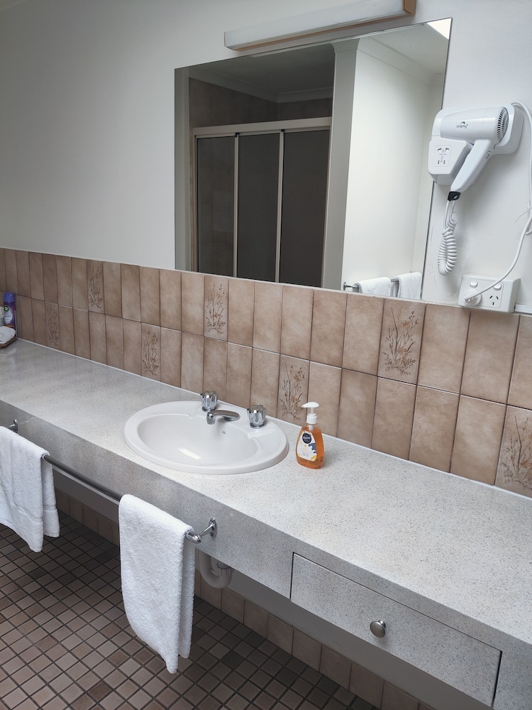 Belvoir Village Motel Apartments 53/57