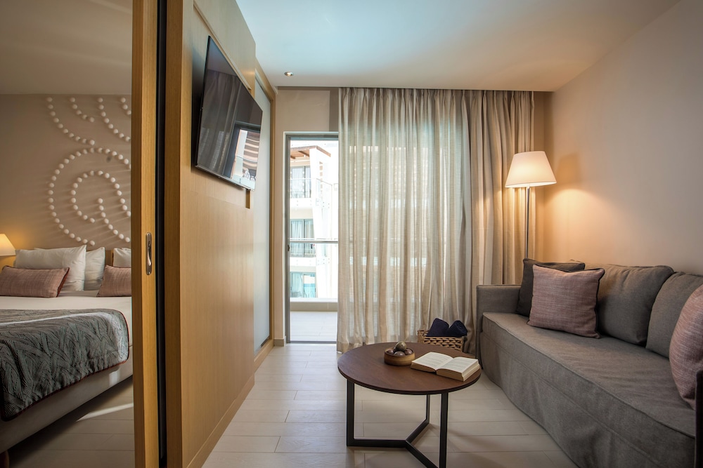 Eden Roc Resort Hotel 8/50