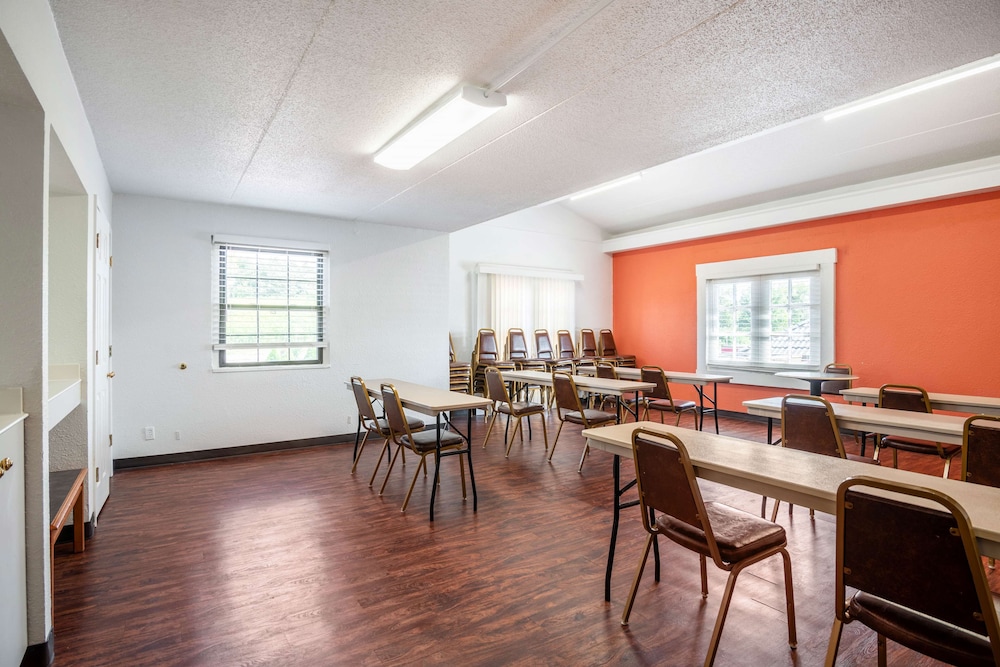 Motel6 Hazelwood, MO 33/46