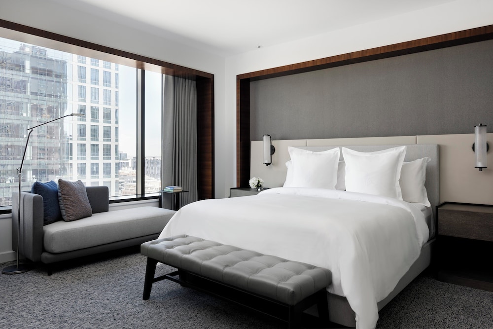 EXECUTIVE, SUITE, KING BED
