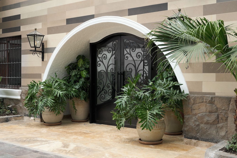 LA HACIENDA MIRAFLORES 5/50