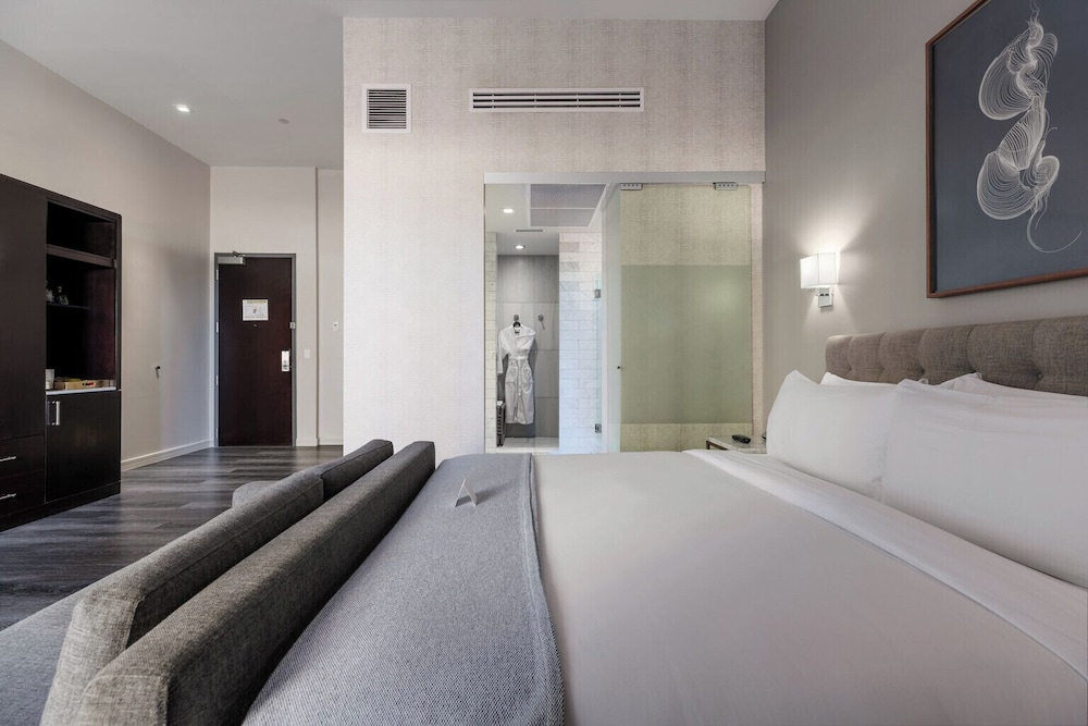 Suite, Balcony