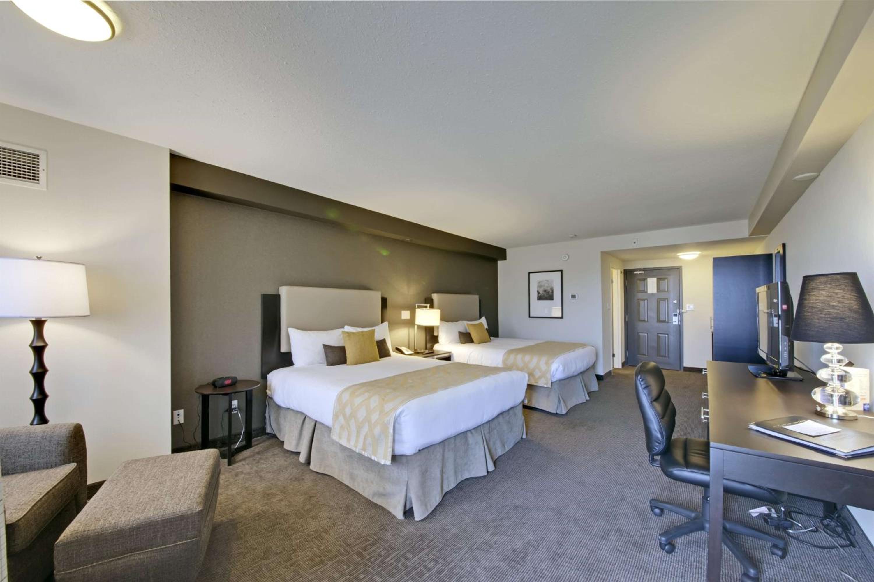 Coast, 2 Queen Beds, Atrium View