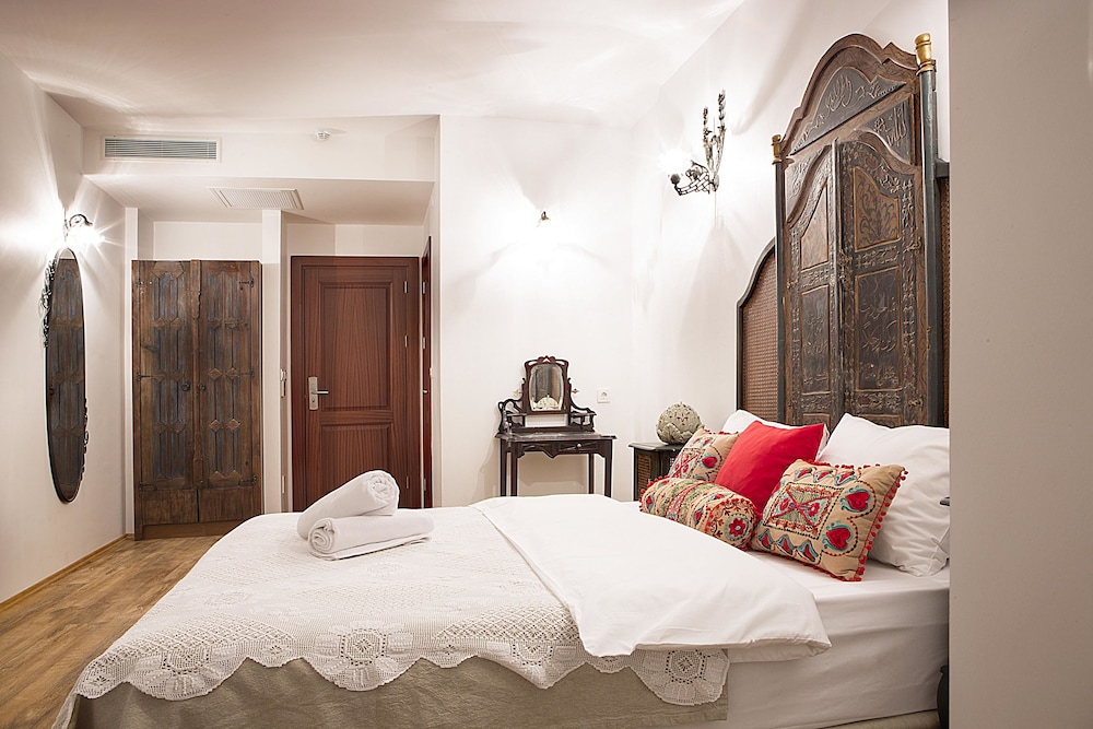 Oriella Hotel 8/40