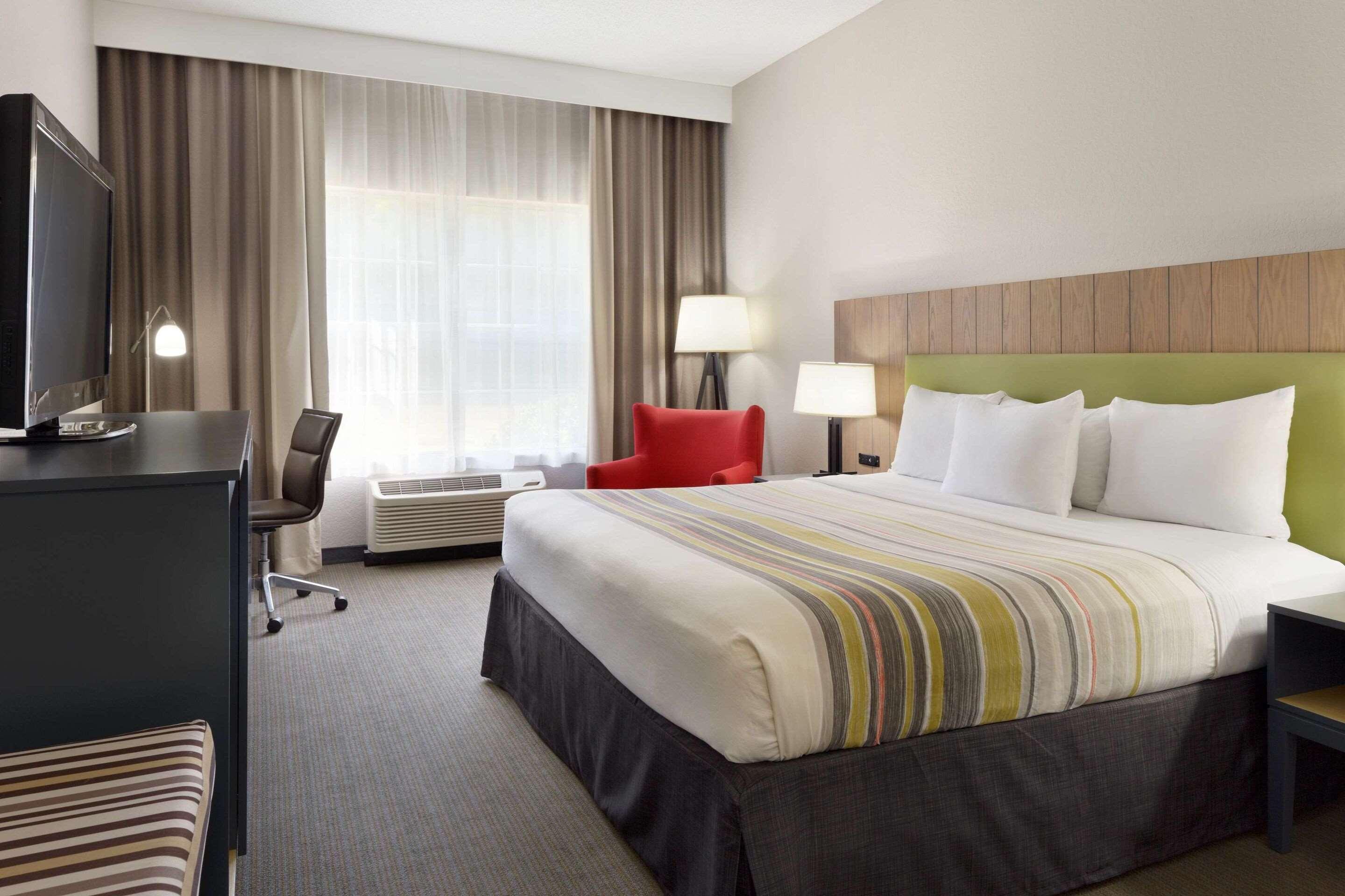SUITE, KING BED