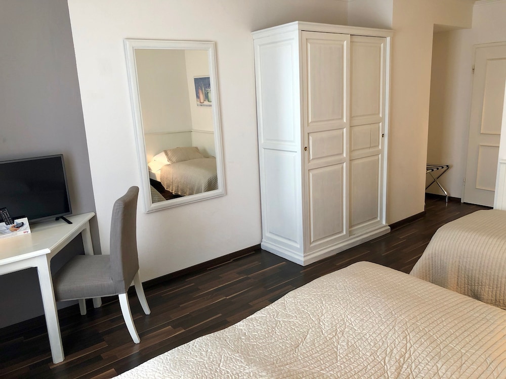 Comfort, Triple, 1 King and 1 Single Beds