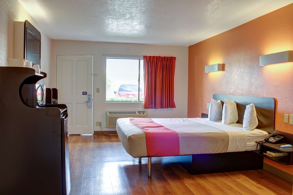 غرفة قياسية بسرير كينج لذوي الإعاقة، Motel6 Bishop, CA 5/8
