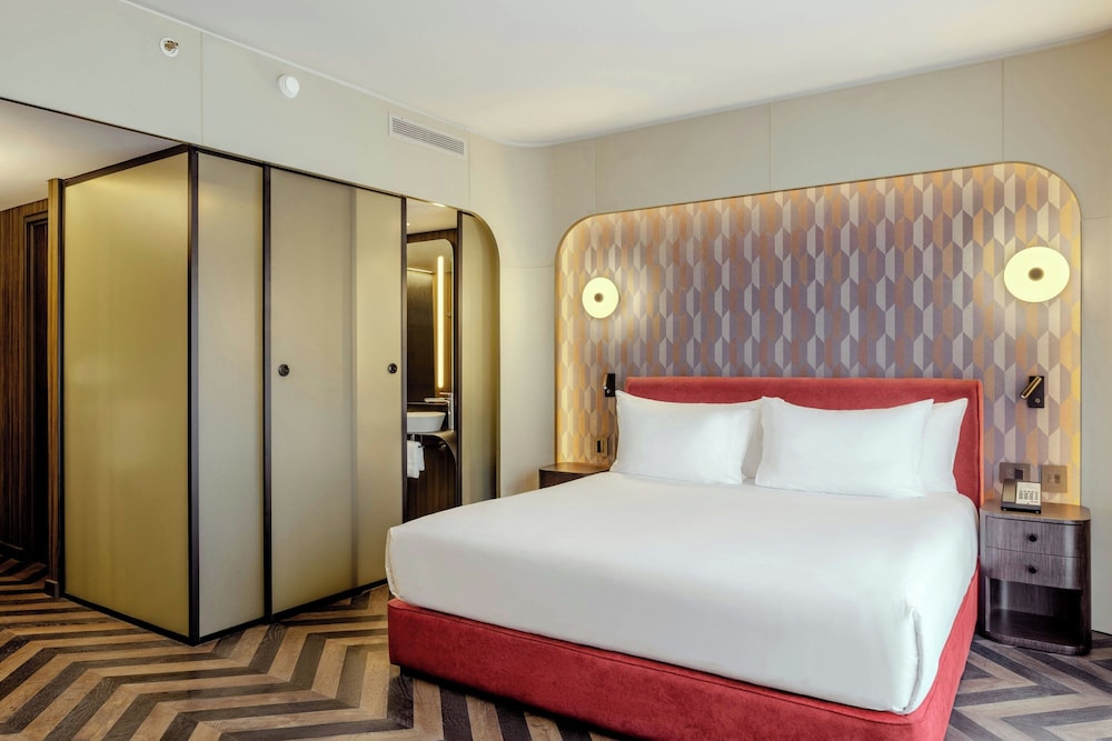 Tower, King Bed