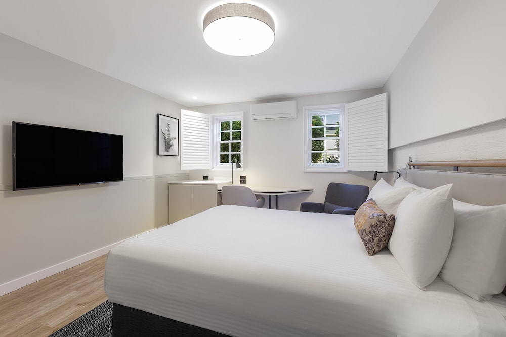 CROWNE PLAZA HAWKESBURY VALLEY 22/65