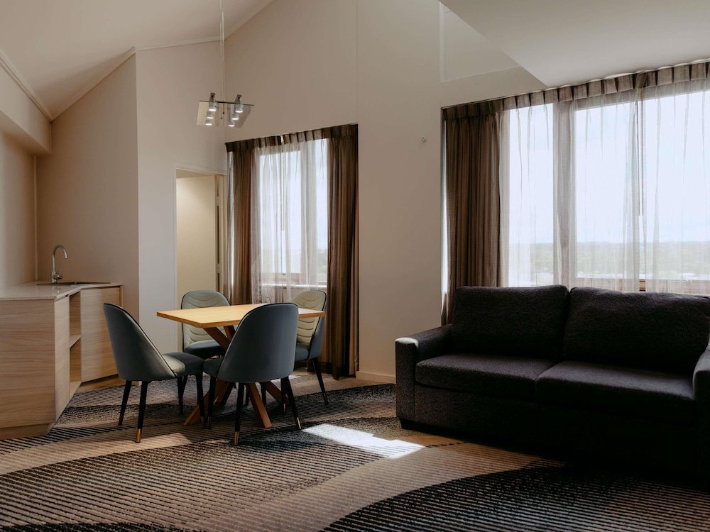 NOVOTEL SYDNEY PARRAMATTA 53/70