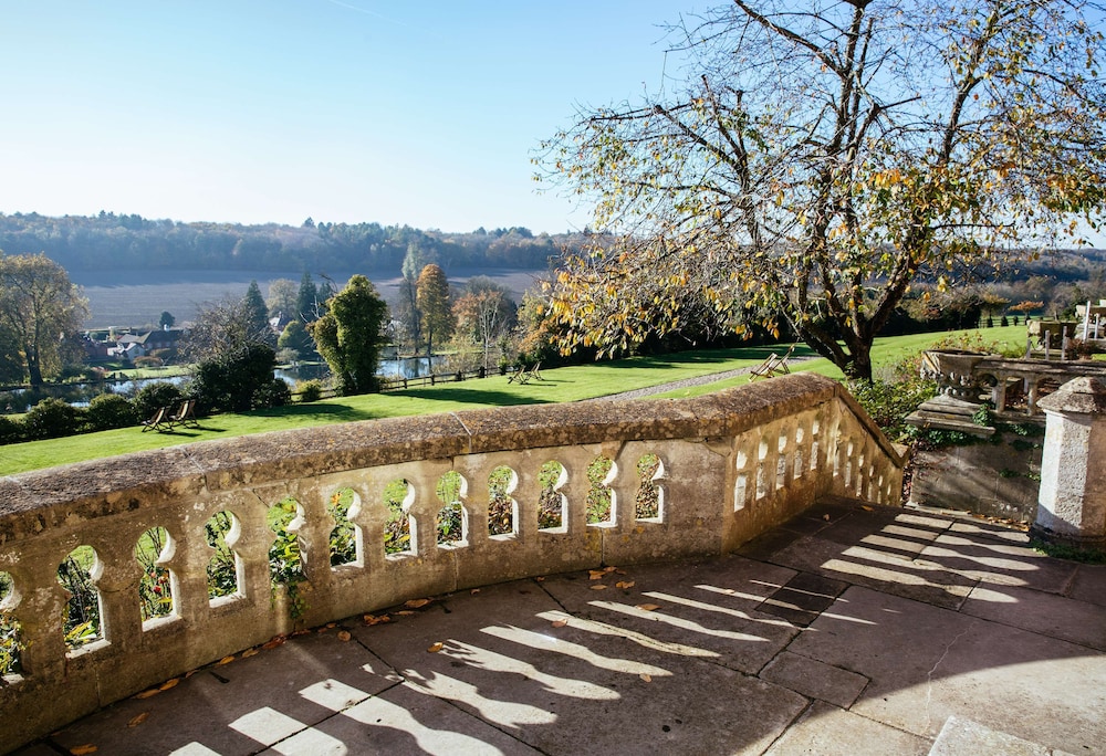 De Vere Latimer Estate 44/50