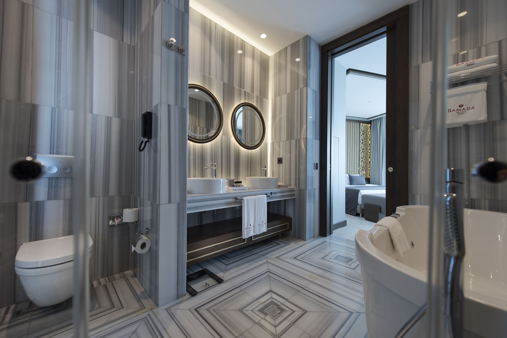PRESIDENTIAL, SUITE, MULTIPLE BEDS