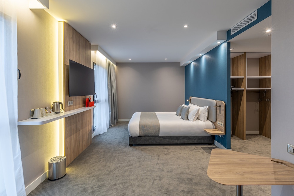 Standard, Queen Bed, Accessible