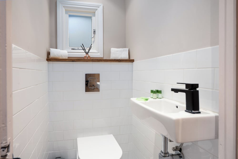 VESTO Three Bedroom Apartment in Clapham 25/26