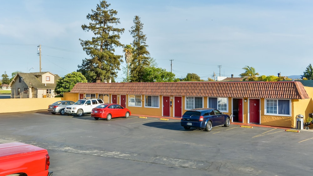 Hollister Inn 23/28