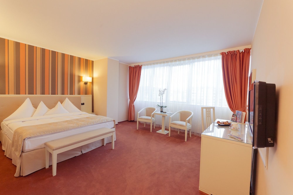 ROOM, DOUBLE OR TWIN BED