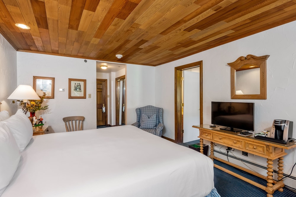 Deluxe, Suite, 1 King and 1 Single Beds, Village View