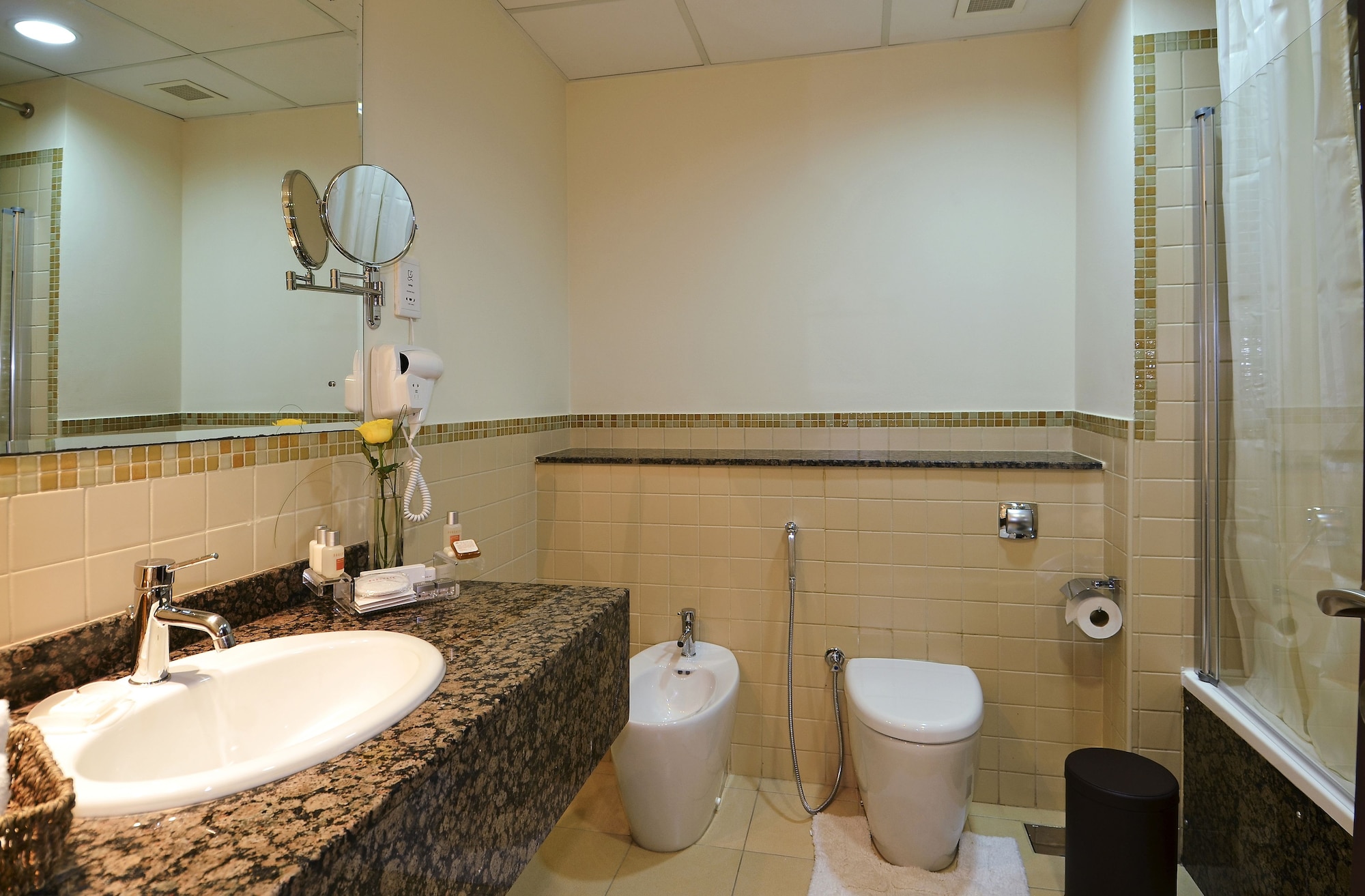 1 BEDROOM APARTMENT.
