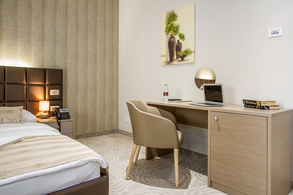 Royal Airport Hotel 21/69