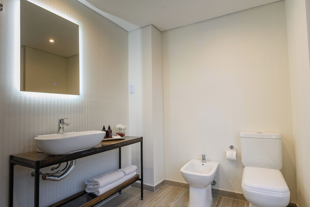 Midtown Boutique Hotel 68/70