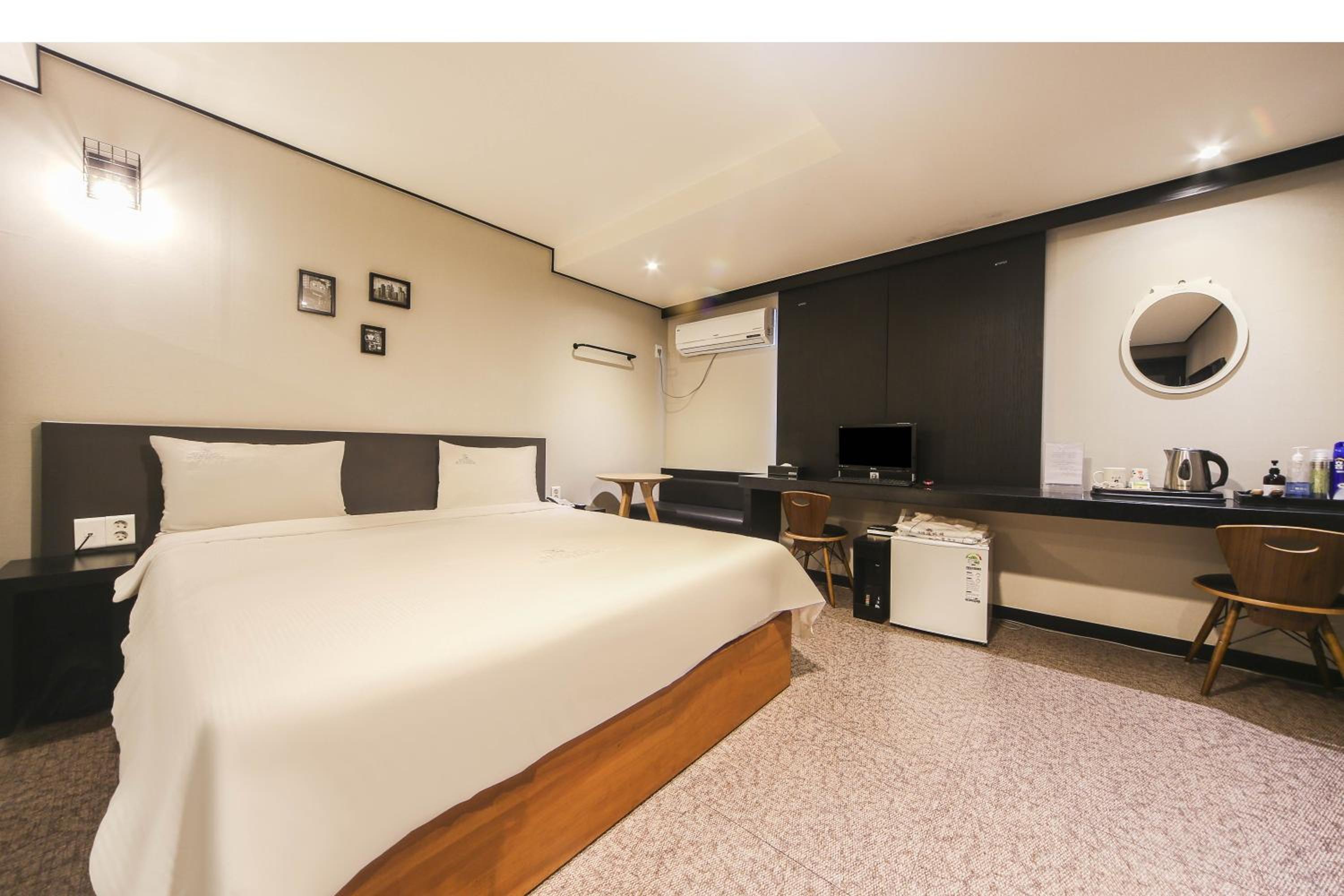 Deluxe, Double Bed, Elysee Hotel 3/10
