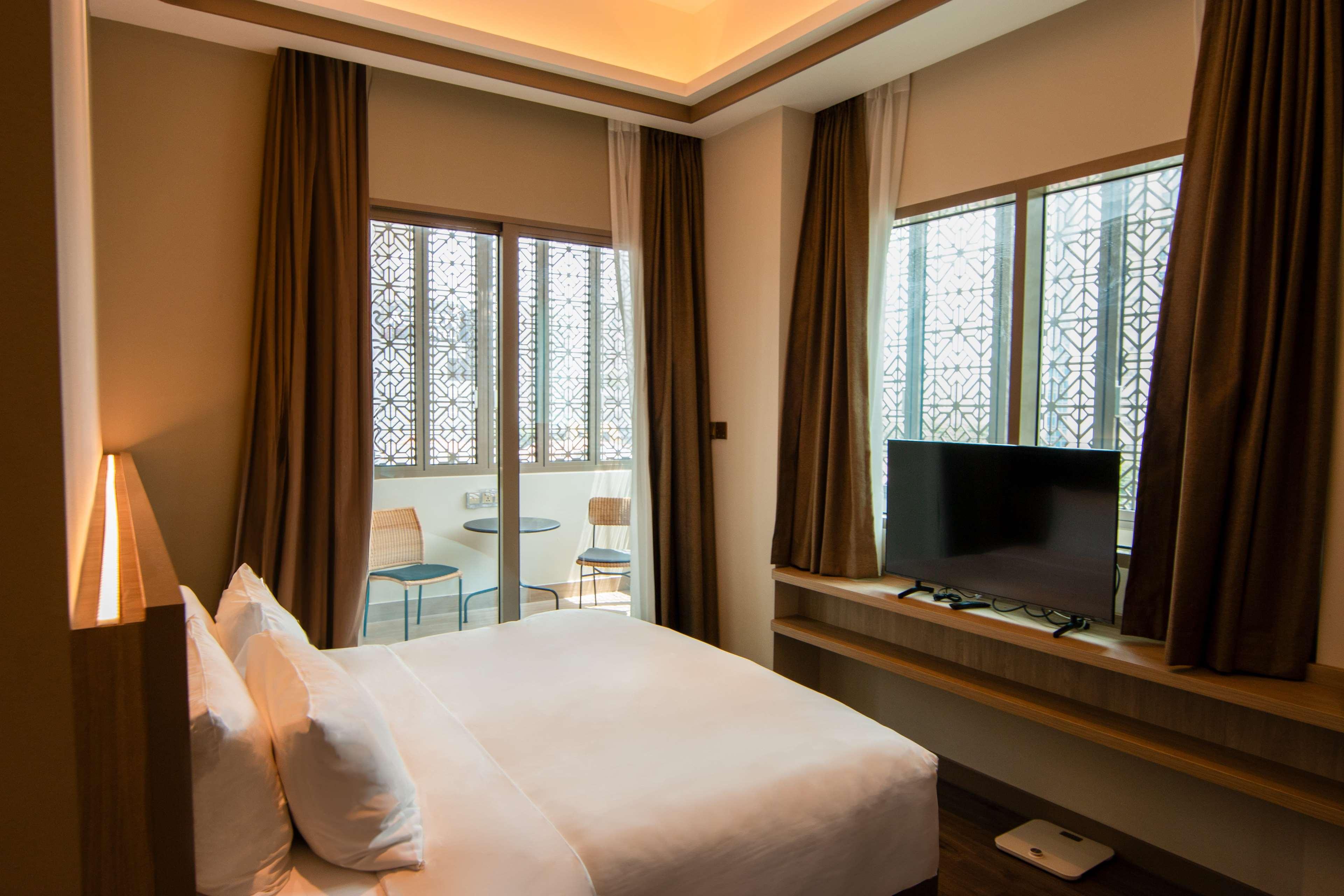 Aqueen Prestige Hotel Jalan Besar 15/42