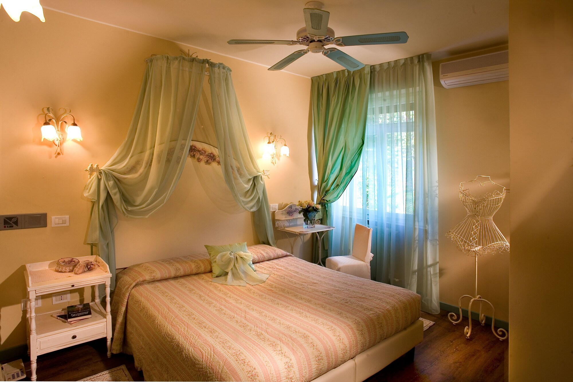 BASIC, DOUBLE OR TWIN BED, NO BALCONY