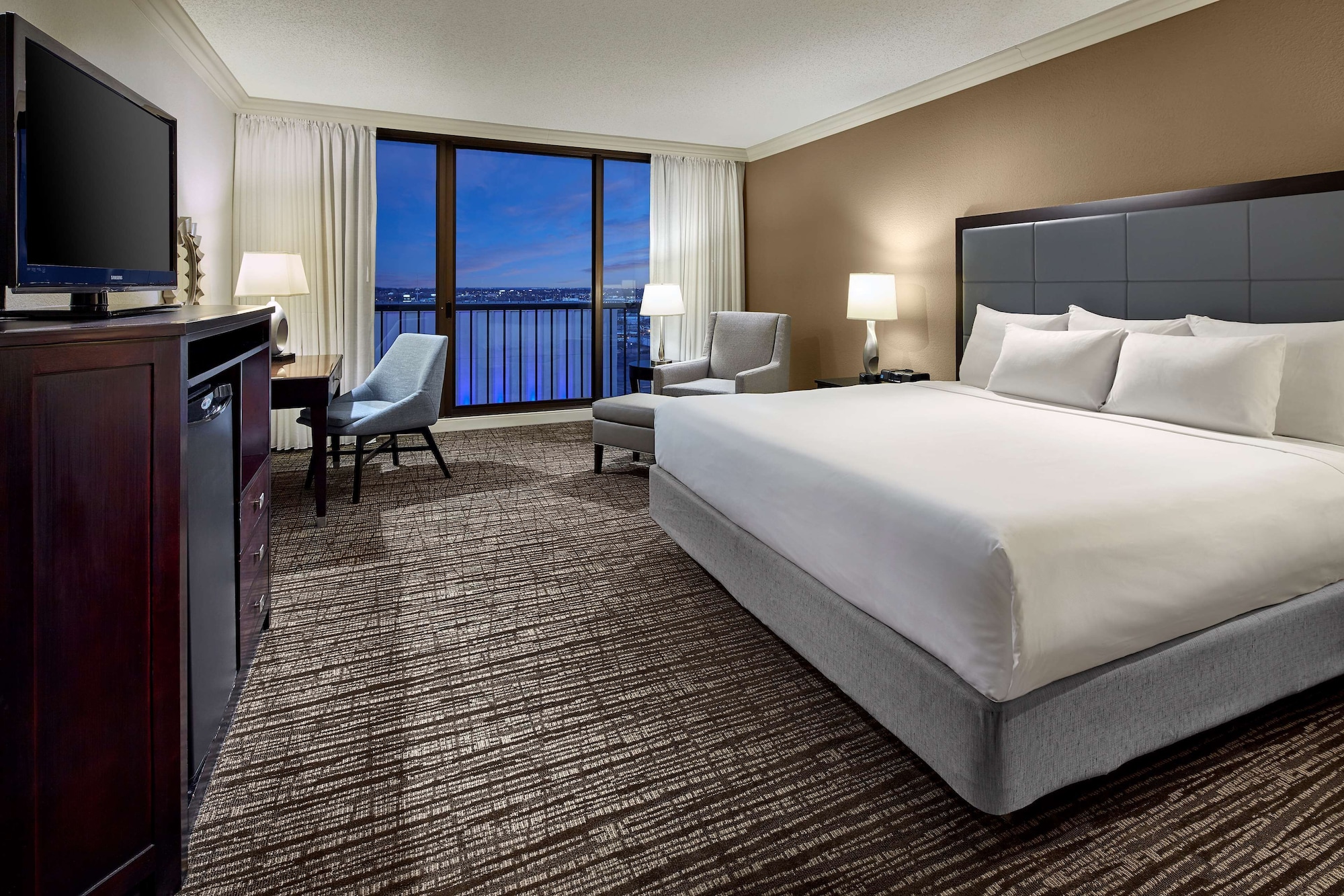 ROOM, KING BED