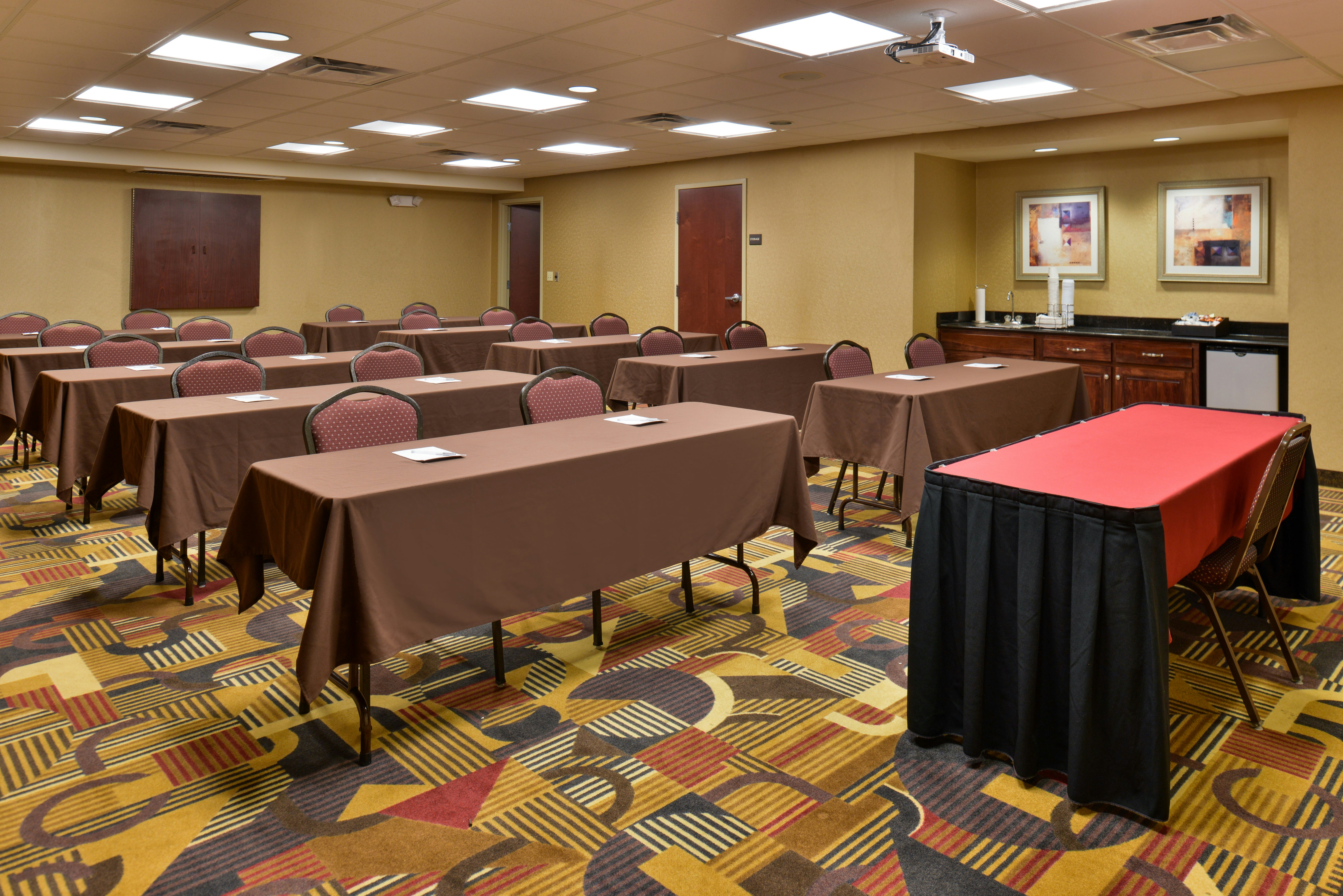 Hampton Inn and Suites Muncie 37/43