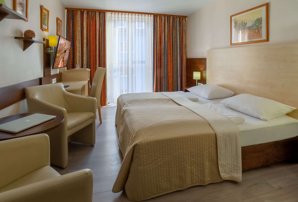 Astor Hotel 16/80