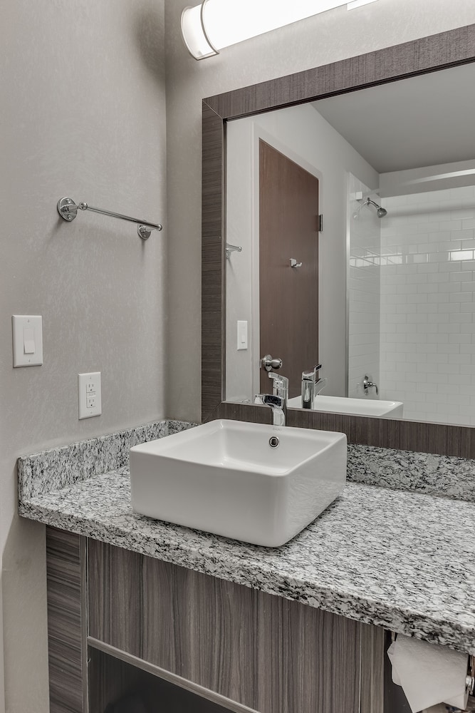 Home Inn Suites Saskatoon South 65/66