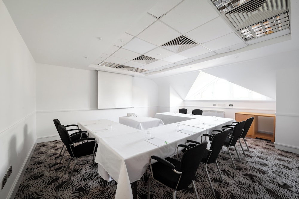 Holiday Inn Glasgow East Kilbride 67/71