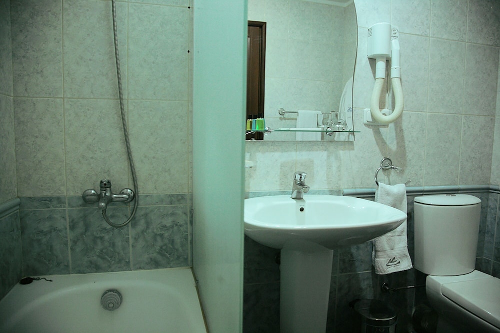 Ararat Hotel 48/50
