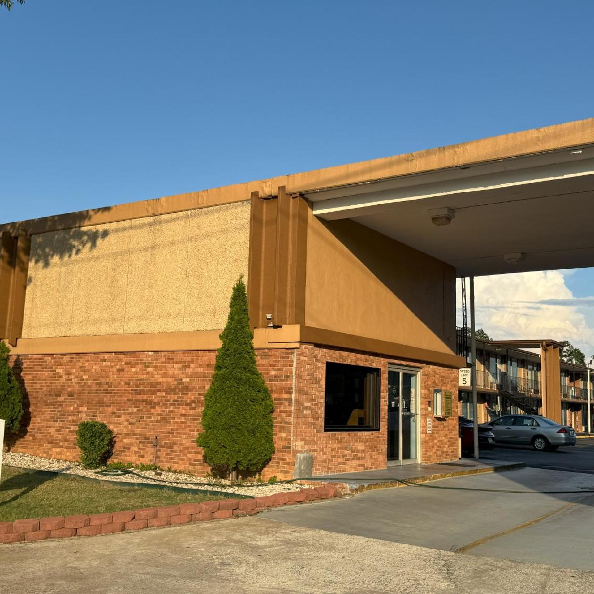 College Inn Spartanburg 2/33